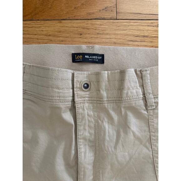 Lee Women’s Relaxed Fit Cargo Capri Pants 22W Beige Khaki Mid Stretch Pockets - Picture 2 of 7